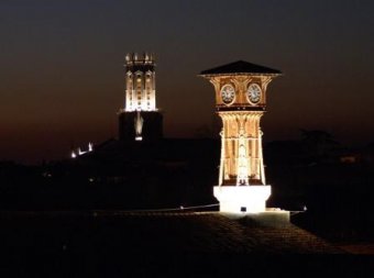 Vue nocturne sur l'Ecole et la ville